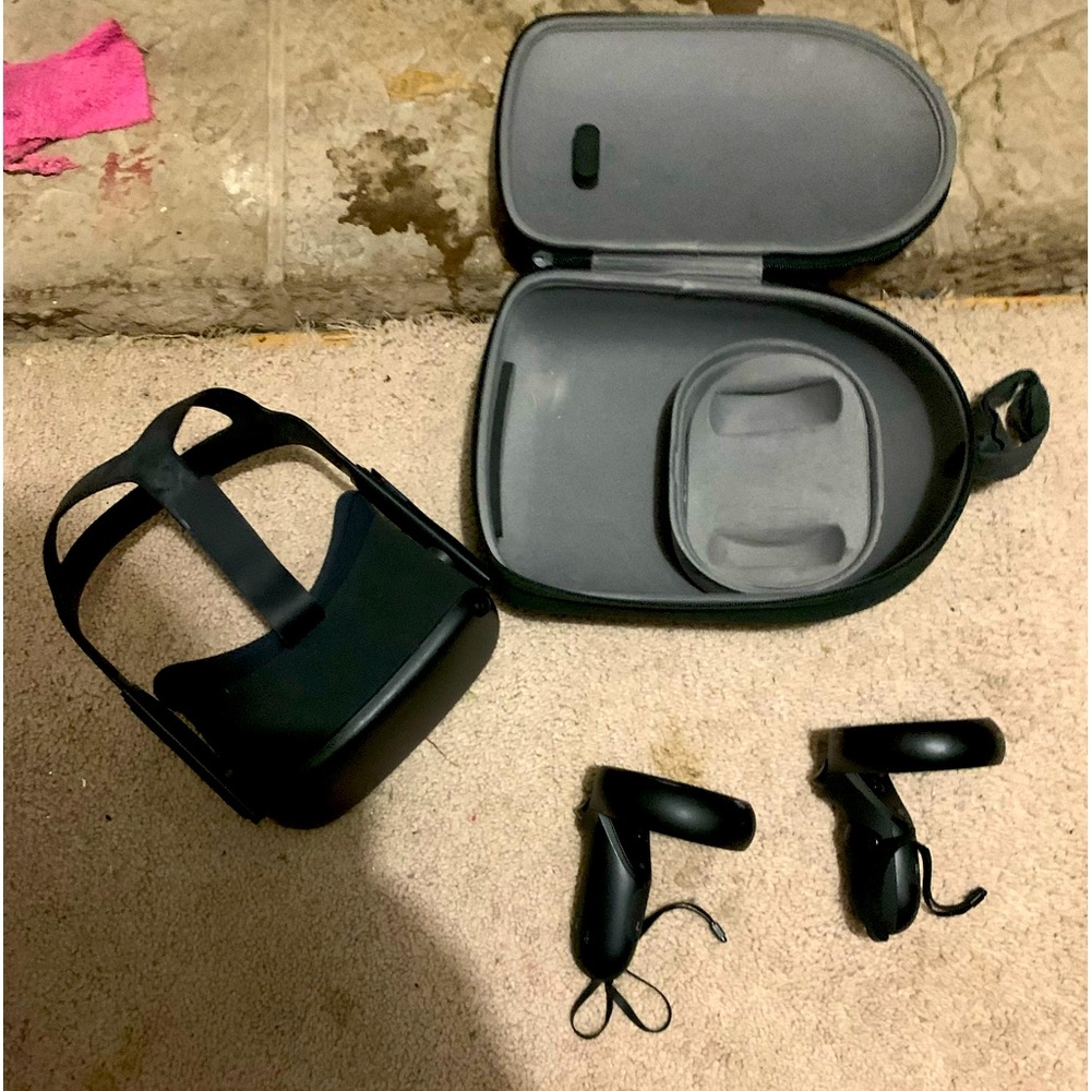 Oculus meta quest 2 headset and controllers